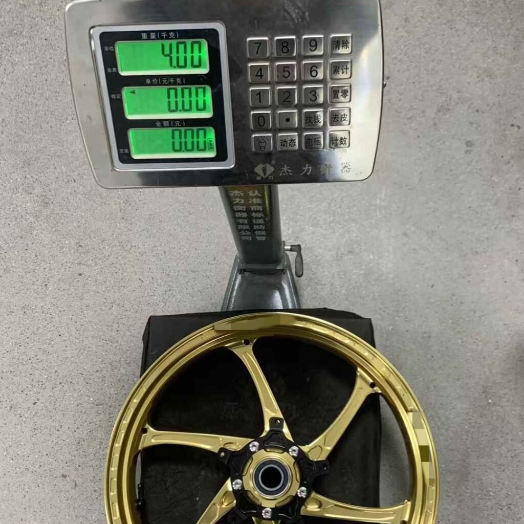 Yamaha R1 front monoblock forged wheel on electronic scale showing 4.0kg