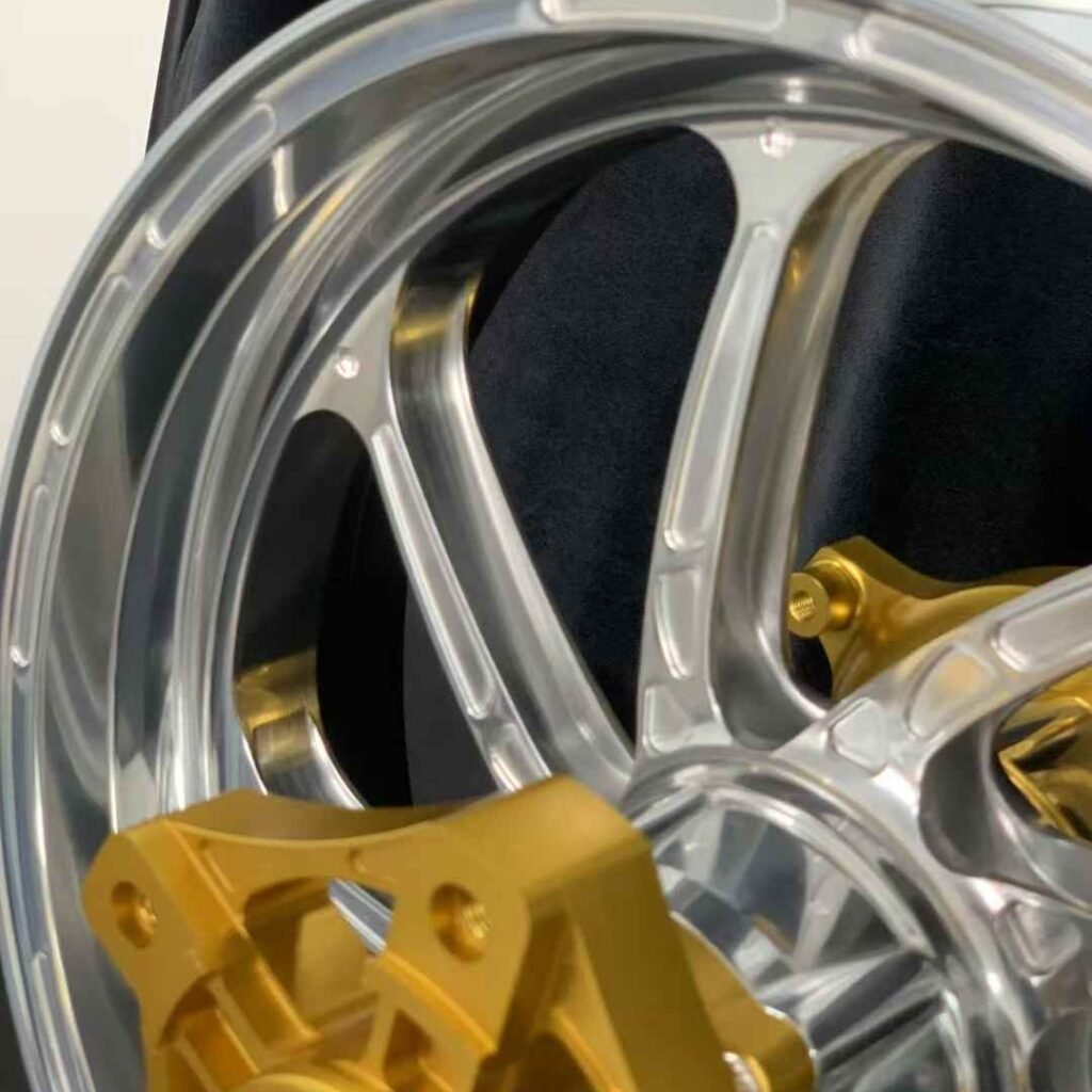 Precision-machined rim edge and spoke structure on forged monoblock rear wheel
