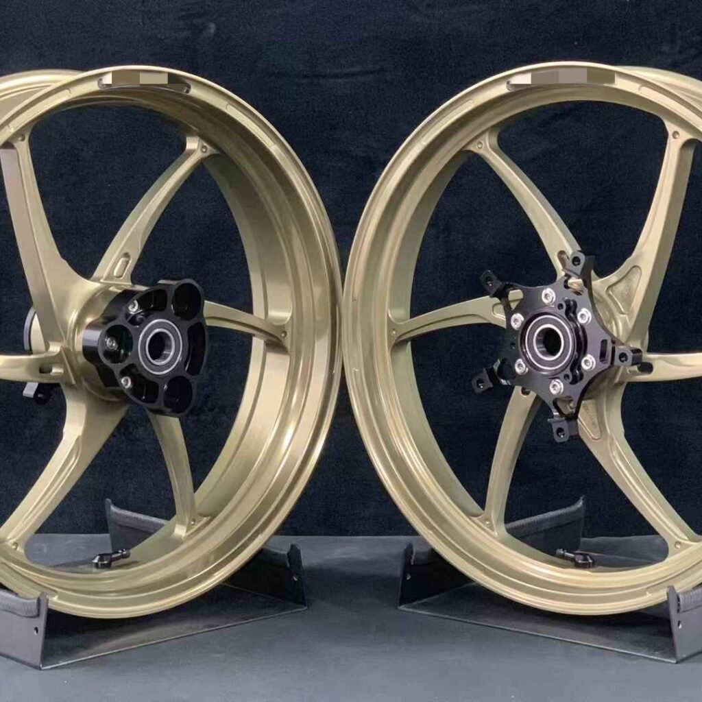 Detailed front and rear wheel structure showing spoke alignment and black hub mount for Yamaha R3