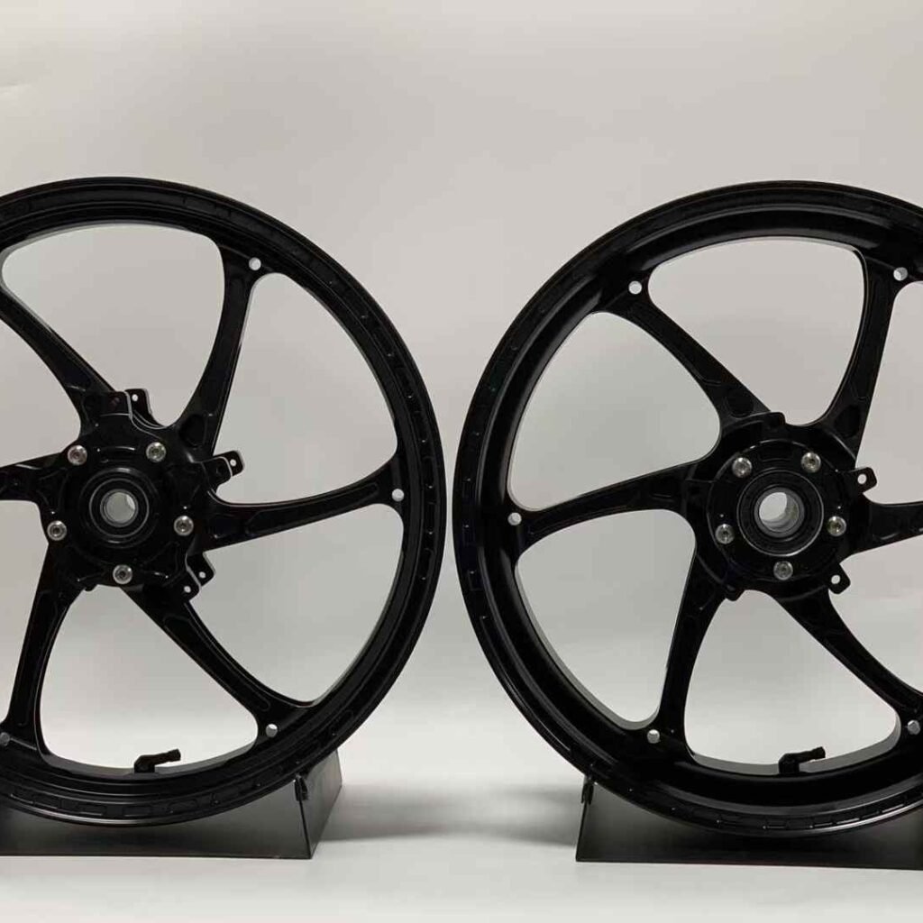 Full front and rear forged wheel set for Yamaha R6, 5-spoke design with black anodized finish