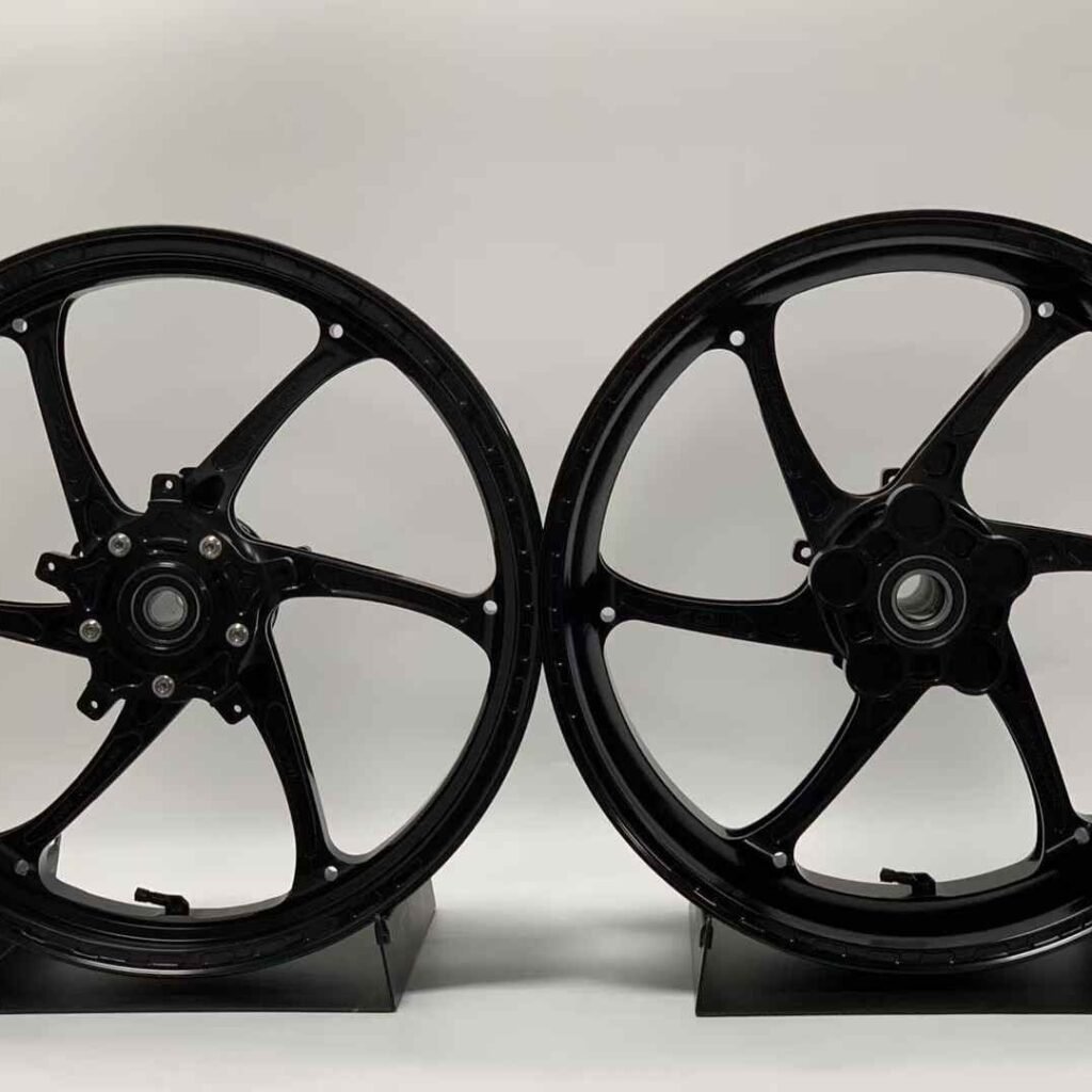 Forged monoblock wheels for Yamaha YZF-R6 showing hub and spoke details