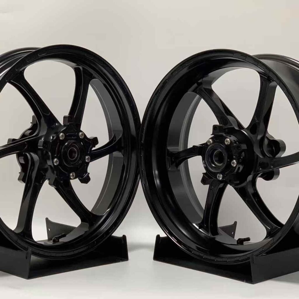 Lightweight black forged wheels for Yamaha R6 with CNC-machined rim profile