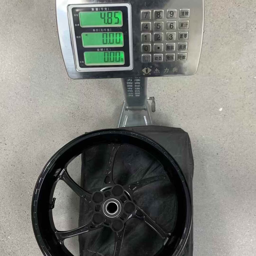 Rear monoblock forged aluminum wheel for Yamaha R6 on scale, showing 4.85kg reading