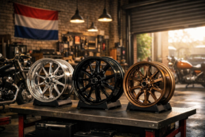 Drie premium gesmede motorwielen met verschillende afwerkingen tentoongesteld in een Nederlandse custom motorwerkplaats